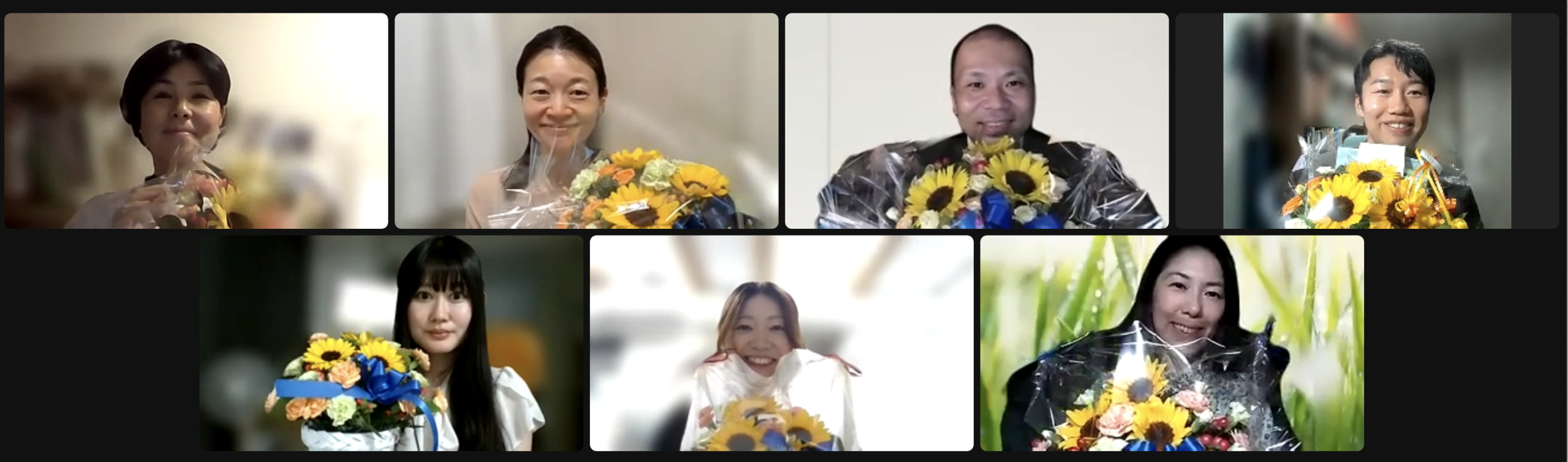 Nami Okazakiさんが参加された2023年度リーダーシップ研修グローバルマネージメントアカデミー(GMA)の卒業式の様子。参加された卒業生の方々がひまわりの花束を持って写真撮影をしている様子。